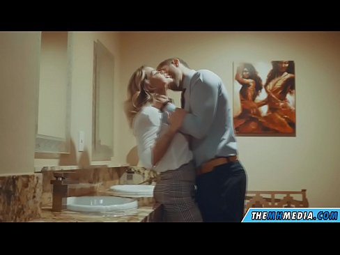 ❤️ Ke hoʻowalewale ʻia ʻoe e kahi blonde busty i kahi lumi hoʻomaha ākea ❌ Russian porn ia makou ❌❤